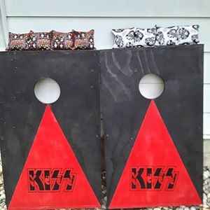 Cornhole game kiss has eight bags